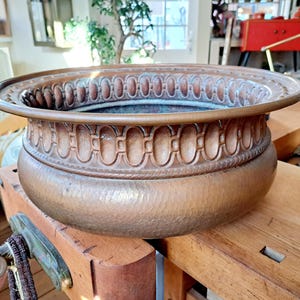 Grande ciotola in rame antico con patina verderame | Ciotola decorata in rame massiccio | Grande ciotola in rame con ornamento verderame - fioriera