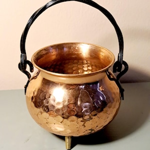 Könnte beinhalten: Rustikales Holzschild mit dem Text "Welcome to our home" in weißer Schrift. Das Schild hat eine Used-Optik und ein schlichtes, einladendes Design, perfekt für die Dekoration der Haustür.