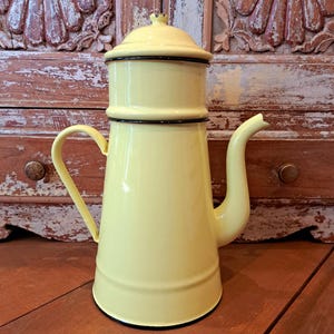 Enamel Coffee Pot with Filter Insert – Yellow Enamel Coffee Maker Retro Kitchen – Vintage Emaille Kaffeekanne mit Filtereinsatz brocante