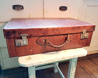 Vintage koffer van leer met krokodillenprint, bruine reiskoffer, mid-century decor / vintage leren koffer met krokodillenlook, cognacbruine reiskoffer