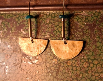 Orecchini a semicerchio in ottone martellato – Gioielli boho minimalisti con perlina verde – Orecchini a semicerchio in ottone realizzati a mano