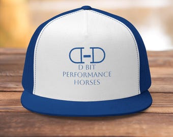 Może przedstawiać: Niebiesko-biała czapka typu trucker z napisem "C-D D BIT PERFORMANCE HORSES" w kolorze niebieskim. Czapka ma niebieski daszek i siatkową tylną część, z białym panelem przednim.