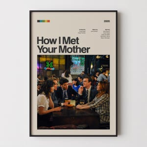 Può includere: Un poster incorniciato con il titolo "How I Met Your Mother" in grandi lettere nere. Il poster include una fotografia di un gruppo di persone sedute attorno a un tavolo. L'anno "2005" è visualizzato in alto a destra.