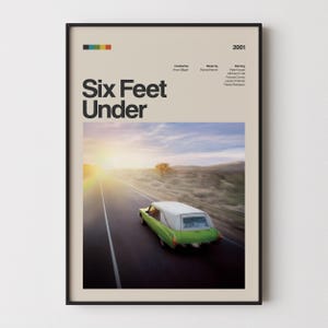 Puede incluir: Un póster enmarcado de la serie de televisión "Six Feet Under". El póster presenta el título del programa en letras negras grandes y en negrita. Un coche fúnebre verde conduce por una carretera al atardecer. El póster tiene un fondo beige.