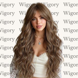 Puede incluir: Una mujer con cabello largo y ondulado de color marrón claro, que lleva una blusa blanca y un collar. El fondo es de color beige claro con la palabra "Wigory" repetida.
