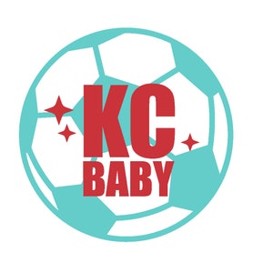 Puede incluir: Un balón de fútbol azul turquesa con un gráfico rojo y blanco que dice "KC BABY" con dos estrellas blancas a cada lado del texto.