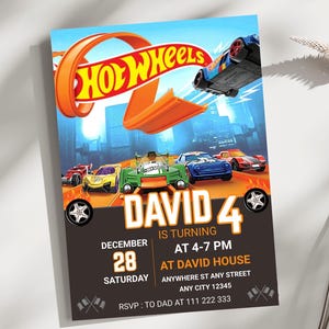 Könnte beinhalten: Eine Geburtstagseinladung mit Hot Wheels-Motiv, die Spielzeugautos beim Rennen zeigt. Die Einladung enthält den Namen "DAVID 4", Datum, Uhrzeit und Ort. Das Design hat ein blaues und orangefarbenes Farbschema.