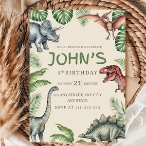 K&ouml;nnte beinhalten: Geburtstagseinladung mit Dinosaurier-Motiv. Die Einladung zeigt Illustrationen verschiedener Dinosaurier und gr&uuml;nes Laub. Der Text "JOHN'S 5th BIRTHAY" ist gr&uuml;n, das Datum ist der 21. Januar.