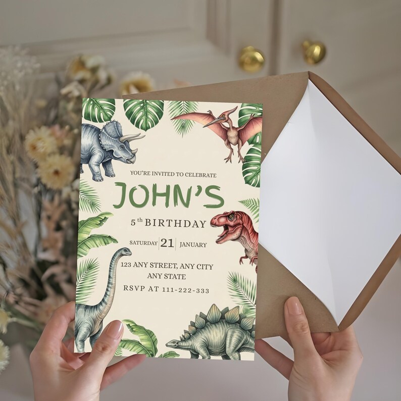 K&ouml;nnte beinhalten: Eine Geburtstagseinladung zum Thema Dinosaurier mit Illustrationen verschiedener Dinosaurier und tropischer Bl&auml;tter. Die Einladung lautet "Johns 5. Geburtstag" mit Datum und RSVP-Informationen. Die Einladung befindet sich in einem braunen Umschlag.