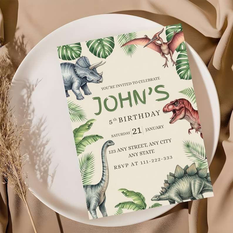 K&ouml;nnte beinhalten: Eine Geburtstagseinladung mit Illustrationen von Dinosauriern und tropischen Bl&auml;ttern. Der Text lautet "John's 5th Birthday" mit Datum und RSVP-Informationen. Das Design umfasst einen Triceratops, T-Rex und andere Dinosaurier.