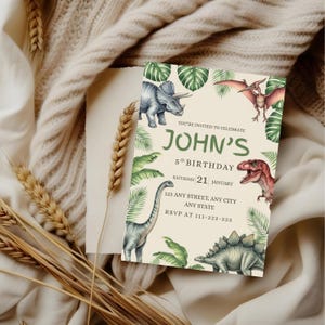 K&ouml;nnte beinhalten: Eine Geburtstagseinladung mit Dinosaurier-Motiv. Die Einladung zeigt Illustrationen verschiedener Dinosaurier, gr&uuml;nes Laub und den Text "JOHN'S 5th BIRTHDAY" mit Datum und RSVP-Informationen.