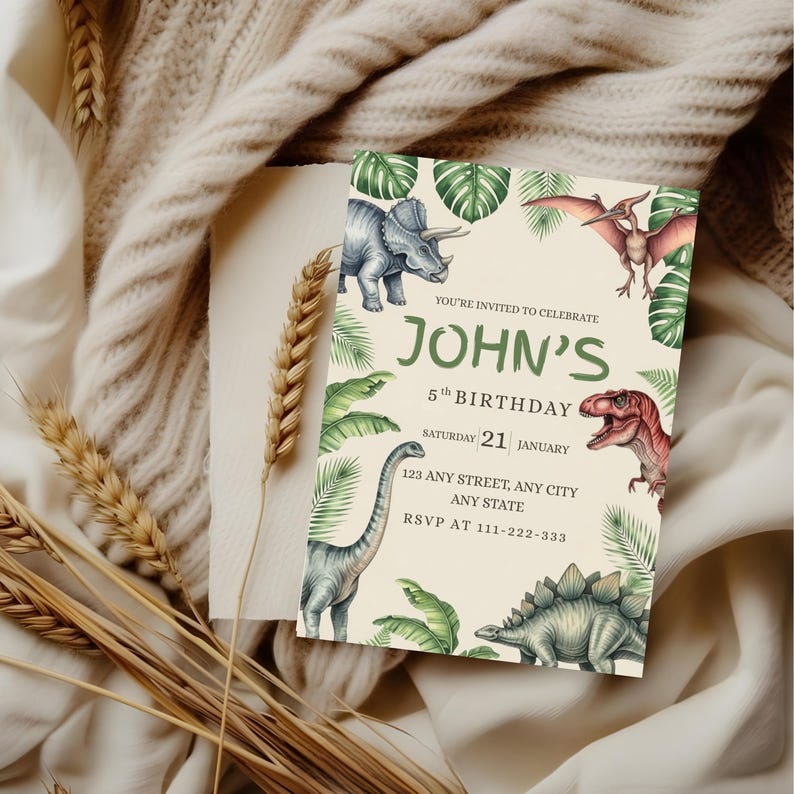 K&ouml;nnte beinhalten: Eine Geburtstagseinladung mit Dinosaurier-Motiv. Die Einladung zeigt Illustrationen verschiedener Dinosaurier, gr&uuml;nes Laub und den Text "JOHN'S 5th BIRTHDAY" mit Datum und RSVP-Informationen.
