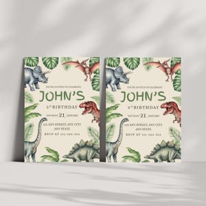 K&ouml;nnte beinhalten: Zwei identische Geburtstagseinladungen mit Dinosaurierillustrationen und tropischen Bl&auml;ttern. Der Text lautet "Johns 5. Geburtstag" mit Datum und RSVP-Informationen. Das Design umfasst einen Triceratops, einen Pterodactylus und einen Stegosaurus.