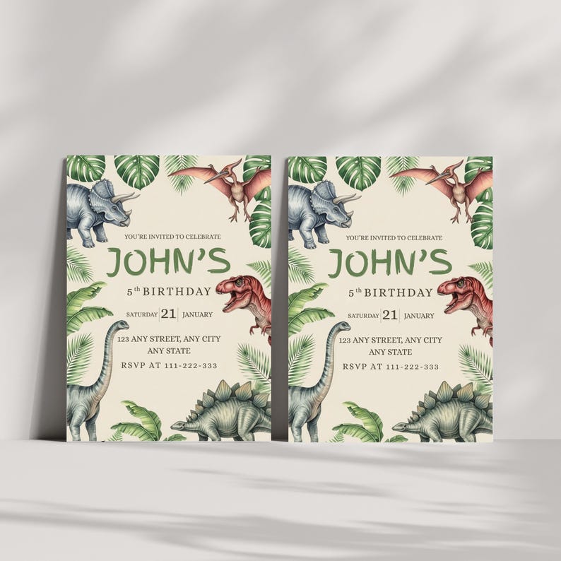 K&ouml;nnte beinhalten: Zwei identische Geburtstagseinladungen mit Dinosaurierillustrationen und tropischen Bl&auml;ttern. Der Text lautet "Johns 5. Geburtstag" mit Datum und RSVP-Informationen. Das Design umfasst einen Triceratops, einen Pterodactylus und einen Stegosaurus.