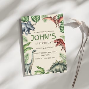 K&ouml;nnte beinhalten: Eine Geburtstagseinladung mit Illustrationen von Dinosauriern und tropischen Bl&auml;ttern. Der Text lautet "John's 5. Geburtstag" mit Datum und RSVP-Informationen. Das Design umfasst einen Triceratops, einen Pterodactylus, einen T-Rex, einen Stegosaurus und einen Brontosaurus.