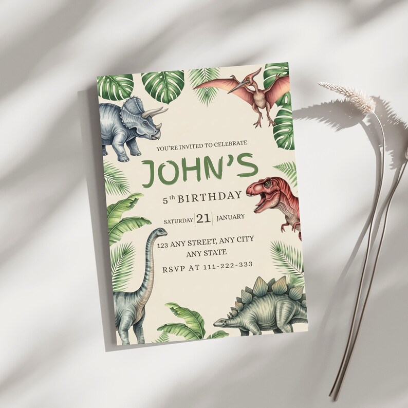 K&ouml;nnte beinhalten: Eine Geburtstagseinladung mit Illustrationen von Dinosauriern und tropischen Bl&auml;ttern. Der Text lautet "John's 5. Geburtstag" mit Datum und RSVP-Informationen. Das Design umfasst einen Triceratops, einen Pterodactylus, einen T-Rex, einen Stegosaurus und einen Brontosaurus.