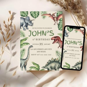 K&ouml;nnte beinhalten: Eine Geburtstagseinladung mit Dinosaurier-Motiv. Die Einladung zeigt Illustrationen verschiedener Dinosaurier, gr&uuml;ne Bl&auml;tter und den Text "John's 5th Birthday". Ein Smartphone zeigt das gleiche Einladungsdesign.