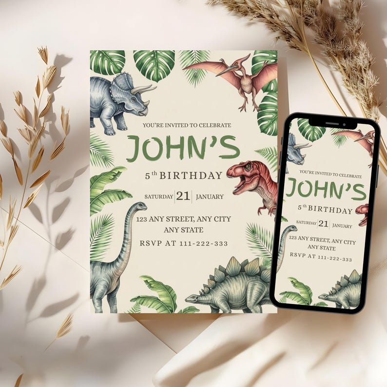 K&ouml;nnte beinhalten: Eine Geburtstagseinladung mit Dinosaurier-Motiv. Die Einladung zeigt Illustrationen verschiedener Dinosaurier, gr&uuml;ne Bl&auml;tter und den Text "John's 5th Birthday". Ein Smartphone zeigt das gleiche Einladungsdesign.