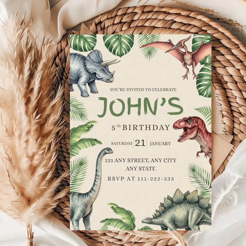 K&ouml;nnte beinhalten: Geburtstagseinladung mit Dinosaurier-Motiv. Die Einladung zeigt Illustrationen verschiedener Dinosaurier und gr&uuml;nes Laub. Der Text "JOHN'S 5th BIRTHAY" ist gr&uuml;n, das Datum ist der 21. Januar.
