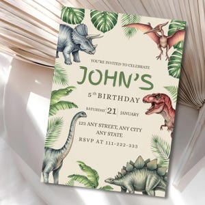 K&ouml;nnte beinhalten: Eine Geburtstagseinladung mit Illustrationen von Dinosauriern und tropischen Bl&auml;ttern. Der Text lautet "YOU'RE INVITED TO CELEBRATE JOHN'S 5th BIRTHDAY" mit Datum und RSVP-Informationen. Die Dinosaurier umfassen Triceratops, Pterodactyl, T-Rex, Stegosaurus und Brachiosaurus.