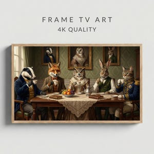 Puede incluir: Una obra de arte enmarcada representa animales antropomórficos en una fiesta de té. Un tejón, un zorro, un búho, un conejo y un gato están sentados alrededor de una mesa, cada uno sosteniendo una taza de té. La obra de arte está enmarcada en un marco de madera clara e incluye el texto "FRAME TV ART 4K QUALITY".
