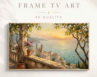 Op de afbeelding: Een digitale kunstprint voor een televisiescherm met een olieverfschilderij van een mediterrane kuststad bij zonsondergang. De scène toont een stenen balkon met citroenbomen in potten en roze bloemen die uitkijken over de zee met bootjes.