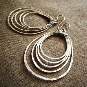 Unika silverörhängen / Potami / Aluminium Hoop Örhängen // Handsmidda, Hamrade / Koncentriska Ovala Multi Hoop Boho Festivalsmycken