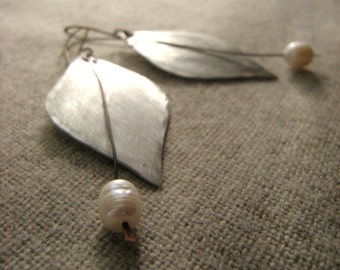Dangle Earrings // La Oja y La Perla // Pearl Hammered Hand Forged Brushed Leaf // Aluminum Silver Copper