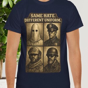 Peut inclure: T-shirt bleu marine avec l'inscription "SAME HATE. DIFFERENT UNIFORM." Le motif présente quatre portraits : une personne portant une cagoule du KKK, un policier, un soldat avec un casque et un soldat avec un casque et des lunettes de soleil.