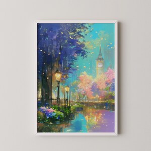 Op de afbeelding: Een ingelijste kunstdruk van een parkscène met een klokkentoren op de achtergrond. Het schilderij heeft een levendig kleurenpalet met blauw, roze en geel. Straatlantaarns staan langs het pad langs een waterpartij, weerspiegelend de bomen.