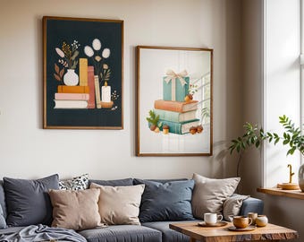 Può includere: Due stampe artistiche incorniciate. Una presenta una pila di libri con un vaso di fiori e una candela. L'altra mostra una pila di libri sormontata da una confezione regalo e ghiande. Entrambe le stampe hanno cornici in legno.