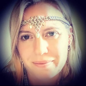 Tiara de malla con escamas diminutas
