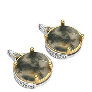 Può includere: Un paio di orecchini rotondi con montatura in oro e argento. Gli orecchini presentano una pietra naturale con motivi verdi e grigi. La montatura in oro ha quattro griffe che tengono la pietra. La montatura in argento ha un design decorativo e un piccolo diamante.