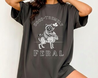 Mapache salvaje montando conejo / Camiseta de Pascua, camiseta divertida.