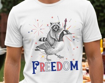 Mapache divertido del 4 de julio en formato PNG, diseño patriótico de animales, mapache salvaje montando fuegos artificiales de ganso, Día de la Independencia (descarga digital).