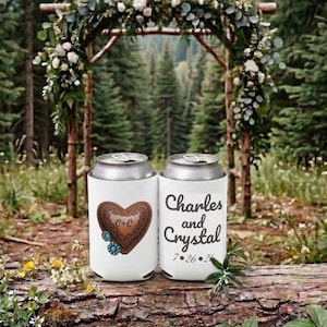 Enfriador de latas personalizable para bodas, corazón de cuero repujado con detalles en turquesa / Iniciales, nombres y fecha personalizados.
