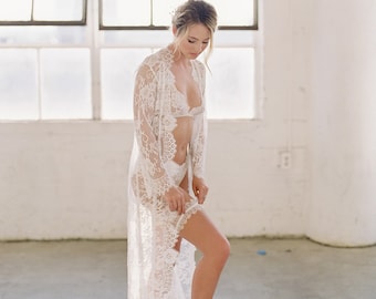Swan Queen Long Lace Bridal Robe con Tren en Marfil; Encaje blanco floral, manga larga, vestido de dobladillo festoneado; Lencería en encaje francés fino