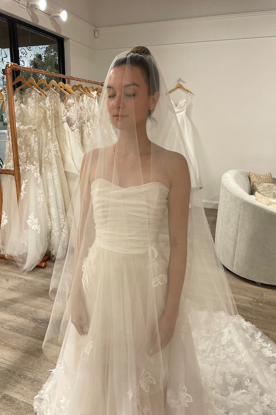 Aura Blusher Illusion Tulle Veil in Ivory, Off-white, or  display picture 2