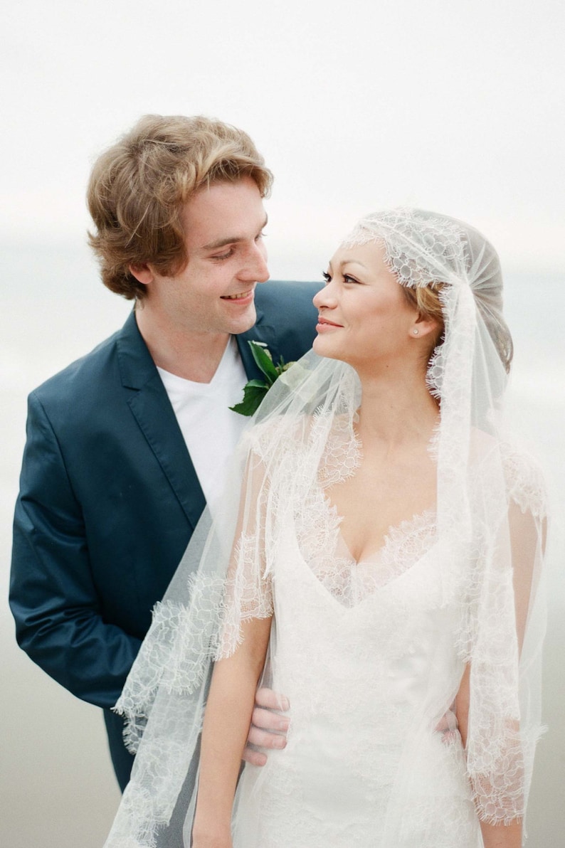 Mar Scalloped French Lace Juliet Veil in Ivory silk tulle image 3