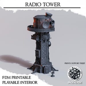 Op de afbeelding: Een gedetailleerd, donkergrijs radiotorenmodel met de tekst "RADIO TOWER" bovenaan. Het model heeft een complex ontwerp met meerdere niveaus, antennes en een klein figuur aan de basis. De tekst "FDM PRINTABLE PLAYABLE INTERIOR" staat onderaan.