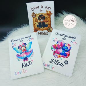 Peut inclure: Plusieurs carnets de santé blancs avec des illustrations colorées. On y voit Harry Potter, Minnie Mouse et Stitch. Chaque carnet porte un nom et l'inscription "Carnet de santé de" sur la couverture.