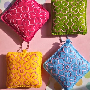 Geborduurde vilten sleutelhanger kersenbloesem sashiko - Soft Squishy Bag Charm-accessoire