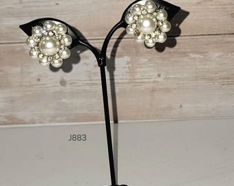 Pendientes de clip vintage de los años 50, fabricados en Japón, con perlas de imitación y diamantes de imitación, en tono plateado y diseño floral.