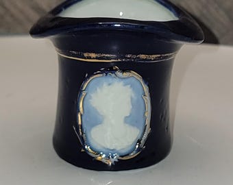 Soporte para palillos de dientes con camafeo de sombrero de copa de porcelana azul con medallón real de la década de 1890, Alemania