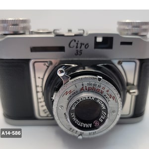 Könnte beinhalten: Ein Set aus drei Keramikbechern mit gesprenkelter, matter Oberfläche. Jeder Becher hat eine andere Farbe: hellblau, cremefarben und grau. Die Becher haben ein schlichtes, modernes Design mit runder Form und bequemem Griff.