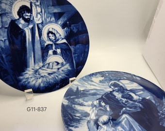 Piatti da collezione Avon Fine degli anni '90, blu e bianchi, con la Sacra Famiglia che benedice i bambini (2 pezzi).