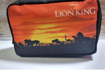 Riñonera infantil Disney El Rey León, color negro, naranja, silueta de puesta de sol.
