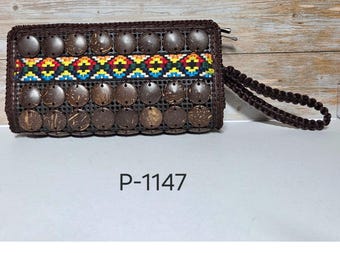 Brązowa kopertówka z kokosa w stylu boho, haftowana, geometryczna, bez logo
