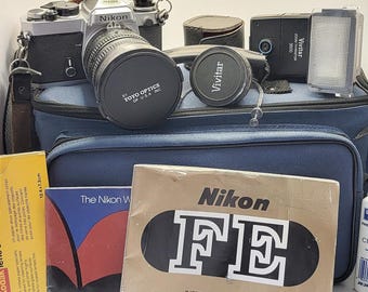 Cámara réflex Nikon FE de 35 mm, objetivo Toyo Optics de 28-80 mm, flash Vivitar.