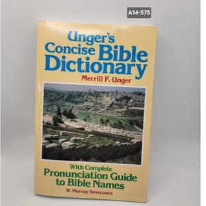 Peut inclure: Un livre intitulé "Unger's Concise Bible Dictionary" avec du texte bleu sur fond jaune. La couverture présente une image de paysage d'une ville. Le livre comprend également un guide de prononciation des noms bibliques.
